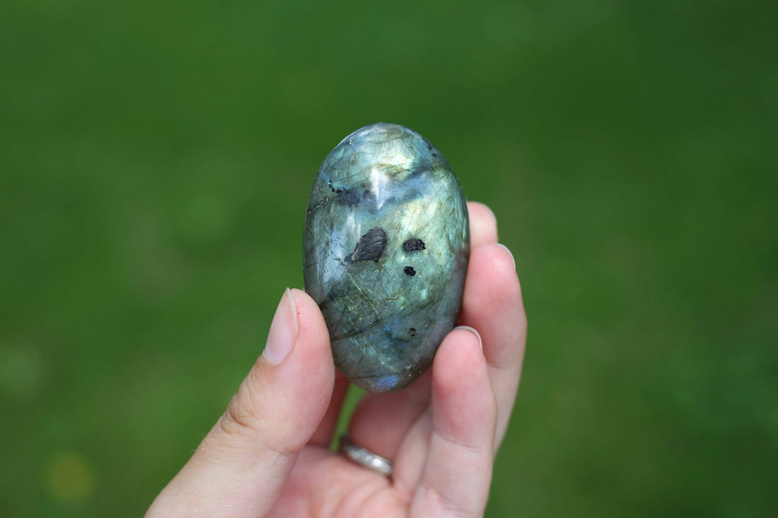 Rainbow Moonstone: Meaning, Healing Properties, and Benefits